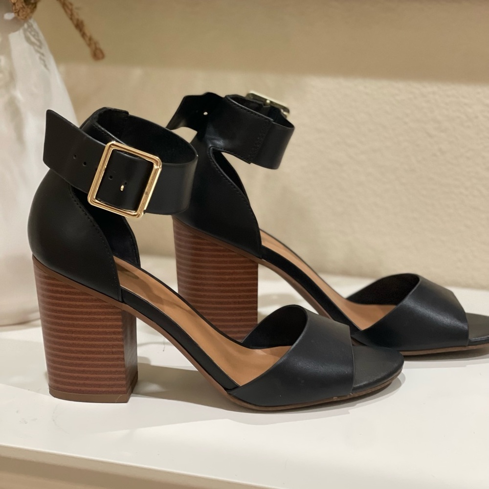 Block heel sandals